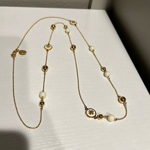 Long Tory Burch, gold necklace with pearls